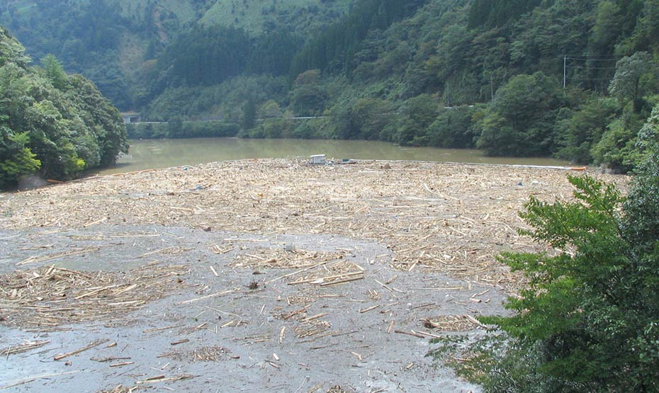 ダム貯水池内の塵芥浮遊状況